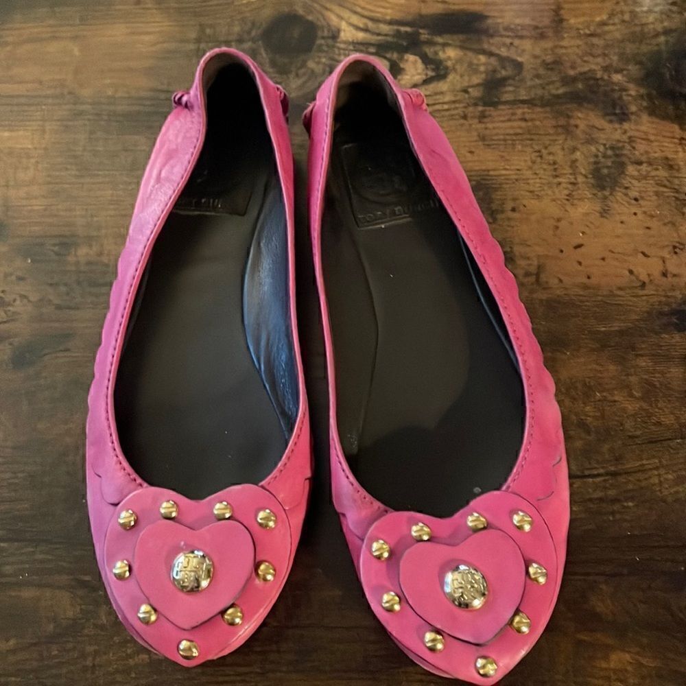 Tory Burch leather heart with logo ballerina flats in Magenta Size 5.5